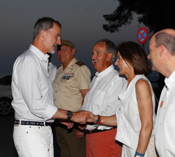 Su Majestad el Rey recibe el saludo de la presidenta de la Real Federación Española de Vela, Julia Casanueva